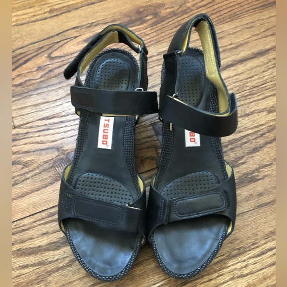 Tsubo Leather Wedge Sandals Size 6.5 Velcro Straps - Picture 2 of 8